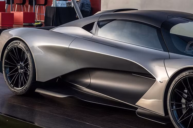 Nhờ đó, Aston Martin Valhalla dễ dàng tăng tốc từ 0 - 100 km/h trong 2,5 giây, vận tốc tối đa chạm ngưỡng 330 km/h. Toàn bộ sức mạnh của Aston Martin Valhalla được gửi đến các bánh xe thông qua hộp số tự động ly hợp kép tám cấp do chính Aston Martin chế tạo độc quyền và dành riêng cho siêu xe hybrid này.