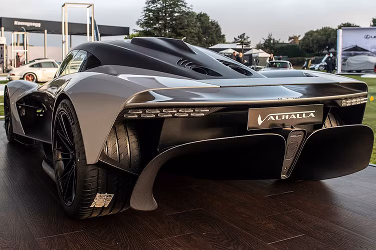 Aston Martin Valhalla khá nhẹ, hypercar có trọng lượng khô chỉ 1.550 kg. Khung và thân xe làm từ sợi carbon được Red Bull Racing thiết kế để tối ưu tính khí động học, cho phép Valhalla tạo ra lực ép xuống mặt đường lên tới 600 kg ở vận tốc 241 km/h.