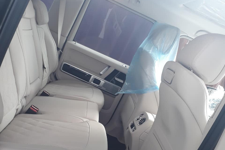 Bên trong khoang lái chiếc SUV hạng sang Mercedes-AMG G63 sở hữu ghế ngồi bọc da màu trắng cùng các đường chỉ may màu quả trám đẹp mắt, các chi tiết bằng kim loại sáng bóng hay cả sợi carbon...