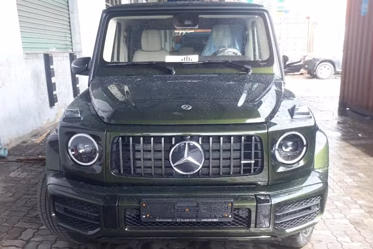Chưa khi nào dòng xe Mercedes-Benz G-Class tại Việt Nam lại được ưa chuộng nhiều đến vậy khi hãng xe sang đến từ Đức cho ra mắt G-Class W463, thế hệ thứ hai mang tên gọi Mercedes-AMG G63 hoàn toàn mới nhưng kiểu dáng thì vẫn giữ nguyên so với mẫu xe đầu tiên ra mắt cách đây 42 năm về trước.
