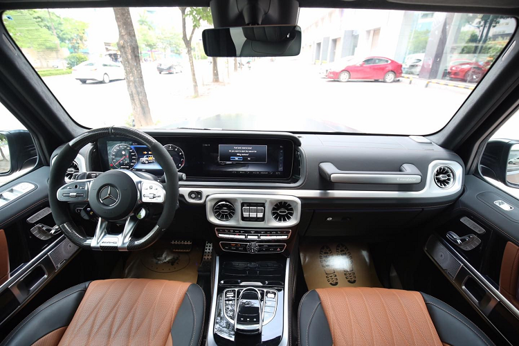 Nội thất của xe Hofele HG63 được chú trọng các chi tiết vốn sử dụng nhựa nay thay bằng carbon, chiếc SUV hạng sang Mercedes-AMG G63 độ Hofele mới về Hà Nội có ghế ngồi bọc da 2 tông màu. Bên cạnh đó còn có các chi tiết bằng kim loại sáng bóng. Cuối cùng là 2 bánh xe nhỏ được trang bị trên vô-lăng ốp carbon và da cao cấp của Hofele HG63.