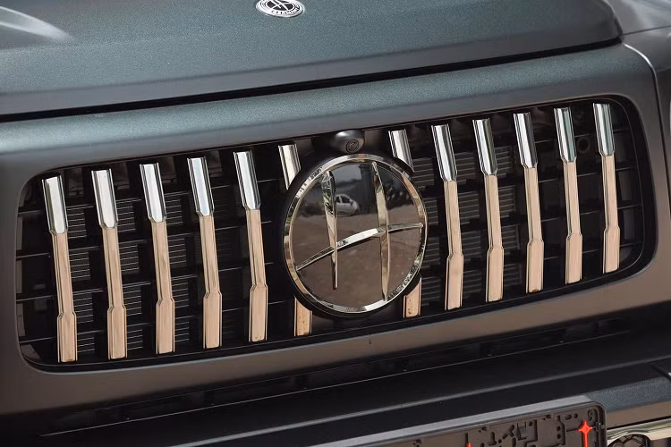 Dù chỉ được hãng độ Hofele thêm 1 số chi tiết cá tính ở ngoại thất cũng như bên trong khoang lái nhưng cũng đủ giúp 1 chiếc xe Mercedes-AMG G63 trở nên đặc biệt và khác lạ qua góc nhìn của người đối diện. Đây là lựa chọn cho không ít người mê Mercedes-AMG G63 nhưng lại sợ bị đụng hàng.