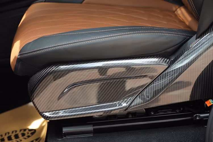 Sức mạnh được truyền tới cả 4 bánh thông qua hộp số tự động AMG Speedshift Plus 9 cấp. Nhờ đó, chiếc SUV hạng sang Mercedes-AMG G63 2021 này có thể tăng tốc từ vị trí xuất phát lên 100 km/h trong thời gian 4,5 giây trước khi đạt vận tốc tối đa 220 km/h.