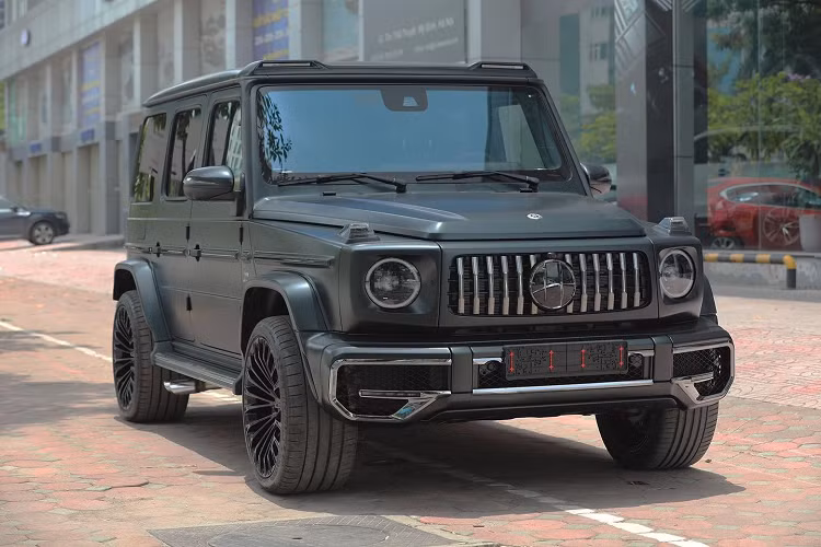 Mức giá xe Mercedes-AMG G63 độ Hofele mới về đại lý tư nhân ở Hà Nội khoảng hơn 13 tỷ đồng. Như vậy, xe đắt hơn so với xe G63 nguyên bản Mercedes-Benz chính hãng đang phân phối đang bán ra 10,95 tỷ đồng, mức giá này đã qua nhiều lần điều chỉnh tăng giá.