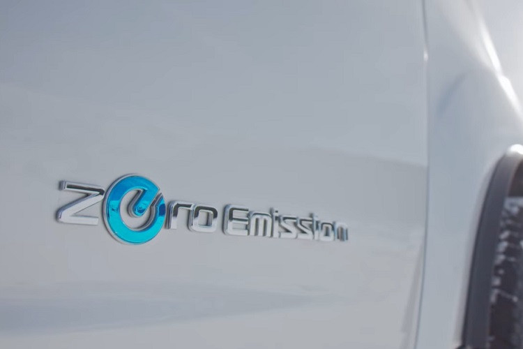 Chiếc xe có trang bị Nissan Camper Technology Luxury Kit, gói công nghệ cho xe van e-NV200 và e-NV200 Evalia tiêu chuẩn, bổ sung thêm nhiều phụ kiện như cụm ắc quy 220V tích hợp trong mà có thể sạc bằng tấm pin mặt trời lắp trên nóc.