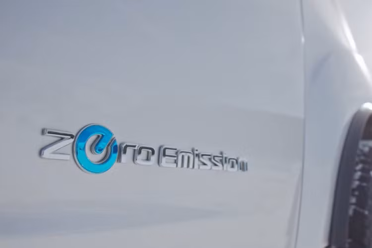 Chiếc xe có trang bị Nissan Camper Technology Luxury Kit, gói công nghệ cho xe van e-NV200 và e-NV200 Evalia tiêu chuẩn, bổ sung thêm nhiều phụ kiện như cụm ắc quy 220V tích hợp trong mà có thể sạc bằng tấm pin mặt trời lắp trên nóc.