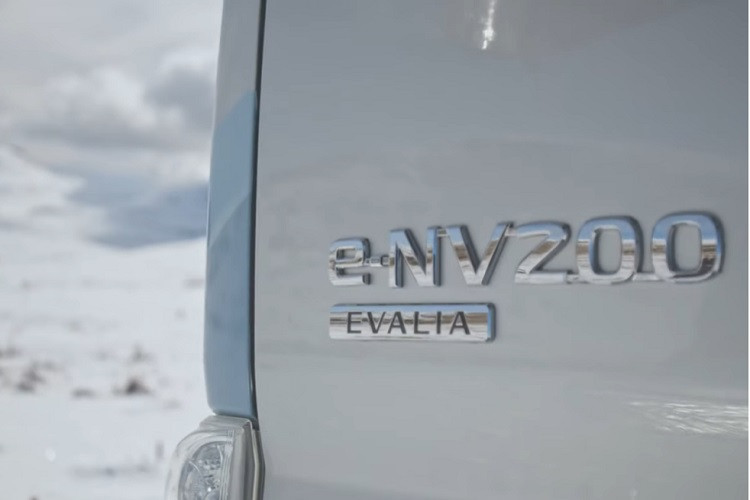 Đóng vai trò một căn nhà di động, mẫu concept thú vị này có tích hợp một không gian bếp khá đủ công năng, hoàn thiện với một tủ lạnh, giường gập, và kính cách nhiệt để chống chọi mùa đông tuyết rơi lạnh giá.