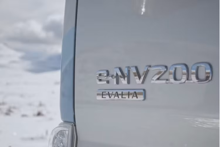 Đóng vai trò một căn nhà di động, mẫu concept thú vị này có tích hợp một không gian bếp khá đủ công năng, hoàn thiện với một tủ lạnh, giường gập, và kính cách nhiệt để chống chọi mùa đông tuyết rơi lạnh giá.