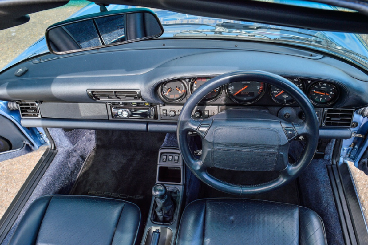 Nội thất được bọc da màu xanh dương, đi kèm với hệ thống ghế chỉnh điện, cửa sổ trời điều khiển bằng điện, điều hoà, hệ thống điều khiển đèn pha, cần gạt mưa ở phía sau,…