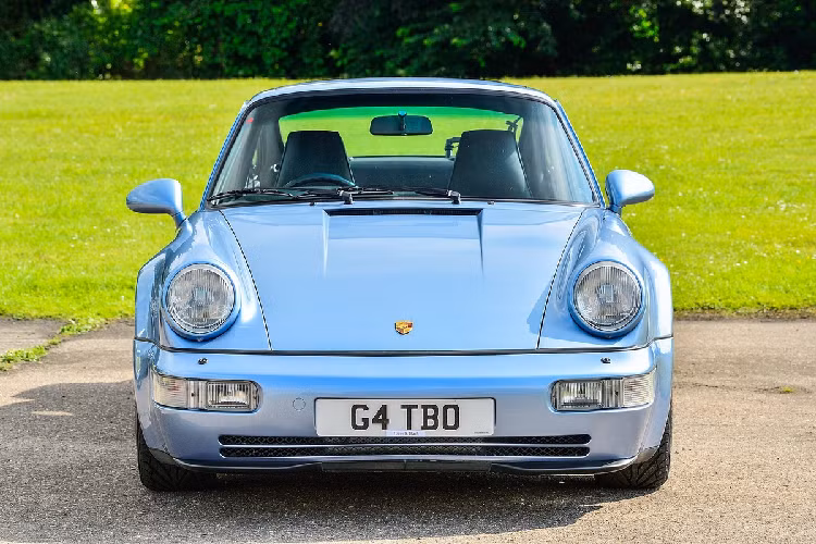 Chiếc Porsche 964 Turbo đặc biệt này từng thuộc sở hữu của Sultan Brunei và được ông đặt hàng riêng với Porsche vào năm 1994. Sau đó, chiếc 964 được Jenson Button, nhà vô địch thế giới ở giải đua Công thức 1 vào năm 2009 mua lại.