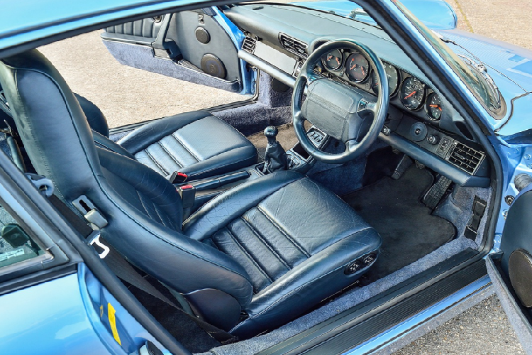 Tương tự ngoại thất, nội thất vẫn trong tình trạng tốt mặc dù phần ghế ngồi đã có những nếp nhăn do thời gian. Cung cấp sức mạnh cho chiếc xe này là động cơ 6 xy-lanh, dung tích 3.6L, tăng áp. 