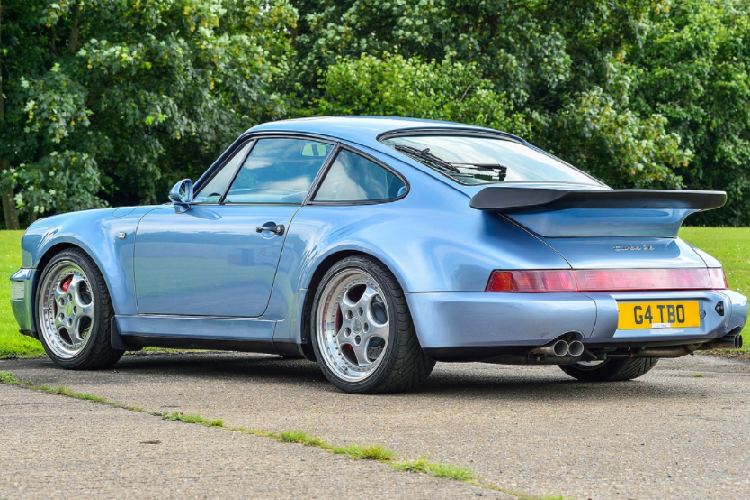 Những điểm nhấn khác ở ngoại thất bao gồm bộ mâm nan hoa 18 inch, cùm phanh màu đỏ, ống xả kép ở hai bên và cánh gió biểu tượng “đuôi cá voi” đặc trưng. Tổng quan, ngoại thất của xe vẫn trong tình trạng tốt do được bảo quản kỹ trong suốt quá trình sử dụng.