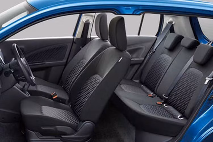 Điển hình là nền tảng khung gầm HeartTech thừa hưởng từ Suzuki Swift, động cơ 1.0L Dual Jet VVT cải tiến với hệ thống Idle Start-Stop thông minh - nhờ đó mà Suzuki có thể tự tin tuyên bố rằng Celerio mới sẽ là mẫu xe chạy xăng tiết kiệm nhiên liệu nhất tại Ấn Độ.