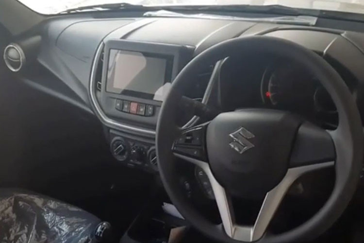 Một số chi tiết khác có thể thấy được từ những hình ảnh rò rỉ như nút bấm vật lý cùng núm xoay bên dưới màn hình, túi khí kép, cần số mới và trang trí màu đỏ trên cụm đồng hồ analog sau vô lăng. Phiên bản mới được giới thiệu sẽ mang đến nhiều trang bị tiện nghi và tính năng an toàn hiện đại hơn dưới dạng tiêu chuẩn.