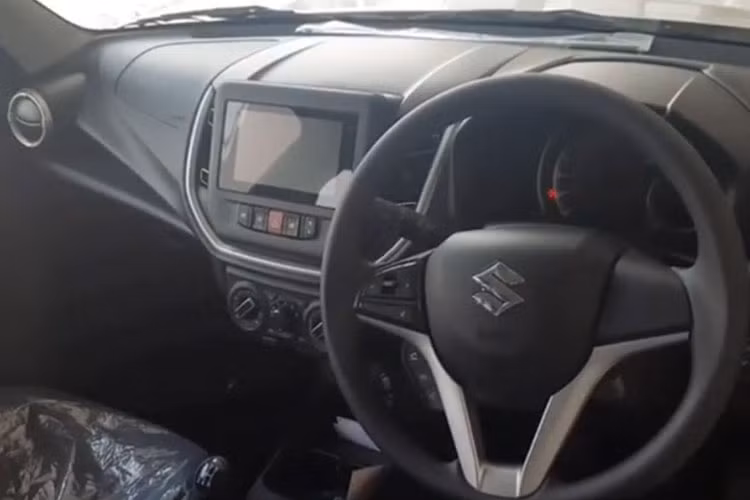 Một số chi tiết khác có thể thấy được từ những hình ảnh rò rỉ như nút bấm vật lý cùng núm xoay bên dưới màn hình, túi khí kép, cần số mới và trang trí màu đỏ trên cụm đồng hồ analog sau vô lăng. Phiên bản mới được giới thiệu sẽ mang đến nhiều trang bị tiện nghi và tính năng an toàn hiện đại hơn dưới dạng tiêu chuẩn.