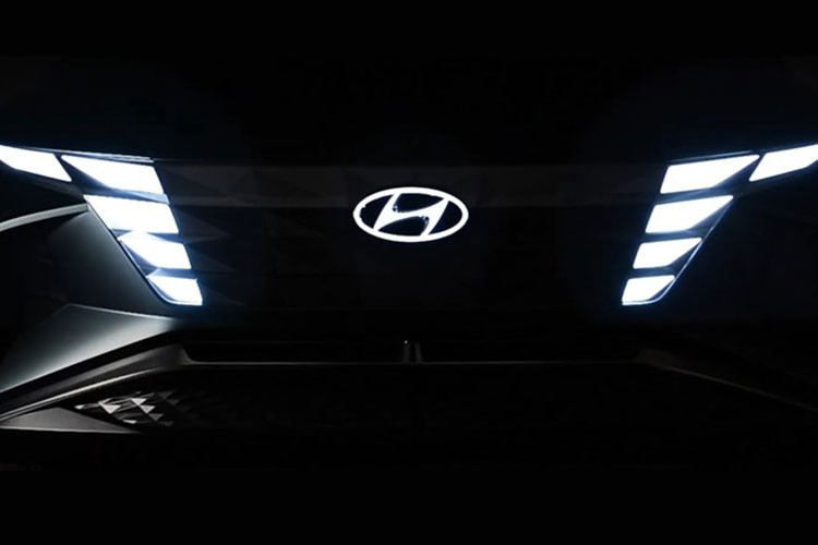Trang bị mới này cung cấp phạm vi hoạt động hơn 300 dặm (khoảng 483 km) cùng khả năng sạc nhanh từ 10 - 80% trong khoảng 18 phút. Ngoài ra, Hyundai cũng sẽ bổ sung thêm một phiên bản dẫn động 4 bánh với thiết lập mô-tơ điện kép cho tổng công suất 308 mã lực.