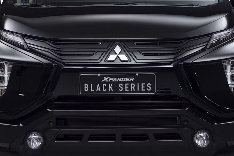 Trước thời điểm đó, ở thị trường Đông Nam Á khác là Philippines, mẫu xe này lại được bổ sung phiên bản đặc biệt mới mang tên Black Series. So với bản thường, Mitsubishi Xpander Black Series 2022 sở hữu thiết kế ngoại thất thể thao và hầm hố hơn. Để làm được điều đó, toàn bộ những chi tiết mạ crôm trên xe đều được chuyển thành màu đen.