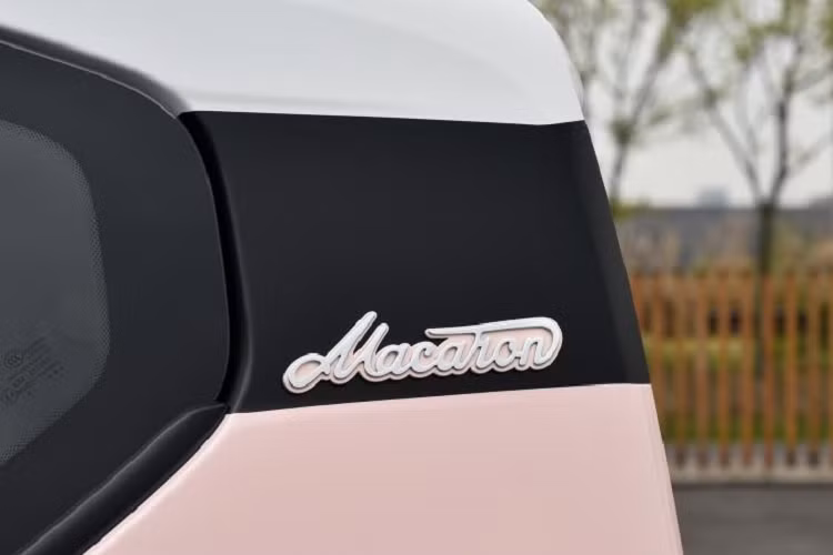 Theo đó, tại thị trường hàng xóm với Việt Nam, mẫu ôtô điện này được chia thành 2 phiên bản là Fashion cũng như Premium với giá lần lượt 37.600 Nhân dân tệ (khoảng 132 triệu đồng) và 44.600 Nhân dân tệ (157 triệu đồng). Các phiên bản còn lại của dòng Wuling Hongguang Mini EV chạy điện hiện có giá dao động từ 29.800 - 38.800 Nhân dân tệ (106 - 138 triệu đồng).