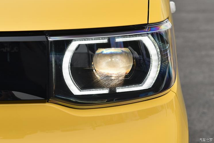 Được đặt tên theo loại bánh quy Macaron nổi tiếng của Pháp, mẫu ô tô điện này có điểm nhấn đáng chú ý nhất là màu sơn ngoại thất dễ thương và bắt mắt. Để phù hợp với cái tên này, Wuling Hongguang Mini EV Macaron 2021 có 3 màu sắc ngoại thất là hồng White Peach Powder, vàng Lemon Yellow và xanh lục Avocado Green.