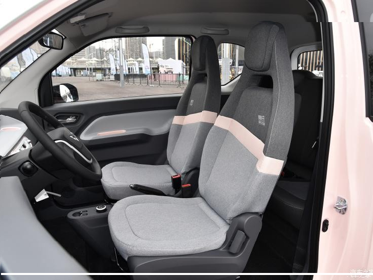 Tương tự ngoại thất, nội thất của Wuling Hongguang Mini EV Macaron 2021 cũng có một số thay đổi như những chi tiết được sơn màu "tông xuyệt tông" với ngoại thất. Những chi tiết này bao gồm viền bao quanh các núm xoay chỉnh điều hòa...