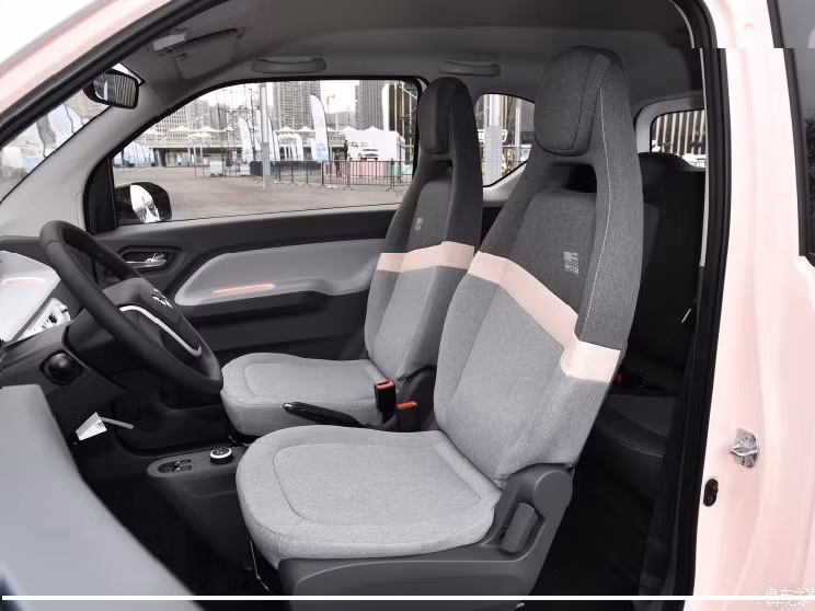 Tương tự ngoại thất, nội thất của Wuling Hongguang Mini EV Macaron 2021 cũng có một số thay đổi như những chi tiết được sơn màu "tông xuyệt tông" với ngoại thất. Những chi tiết này bao gồm viền bao quanh các núm xoay chỉnh điều hòa...