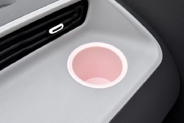 Ngay cả bộ vành la-zăng của Wuling Hongguang Mini EV Macaron 2021 cũng được thay đổi thiết kế so với bản thường. Vành la-zăng của xe đi kèm ốp bên ngoài được thiết kế 3 chấu theo phong cách cổ điển và phối 2 màu.