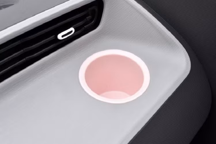 Ngay cả bộ vành la-zăng của Wuling Hongguang Mini EV Macaron 2021 cũng được thay đổi thiết kế so với bản thường. Vành la-zăng của xe đi kèm ốp bên ngoài được thiết kế 3 chấu theo phong cách cổ điển và phối 2 màu.