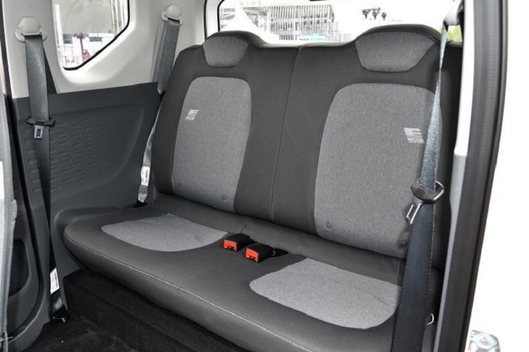 Thời gian sạc đầy pin 9,2 kWh là 6,5 tiếng và 9 tiếng đối với pin 13,8 kWh. Bên cạnh đó, xe còn có thể đạt vận tốc tối đa 120 km/h đồng thời có 2 chế độ lái là Sport và Economy. Tuy rẻ nhưng Wuling Hongguang Mini EV Macaron 2021 vẫn có những trang bị an toàn như túi khí cho ghế lái, hệ thống cảnh báo có người đi bộ ở tốc độ thấp và cảnh báo áp suất lốp.