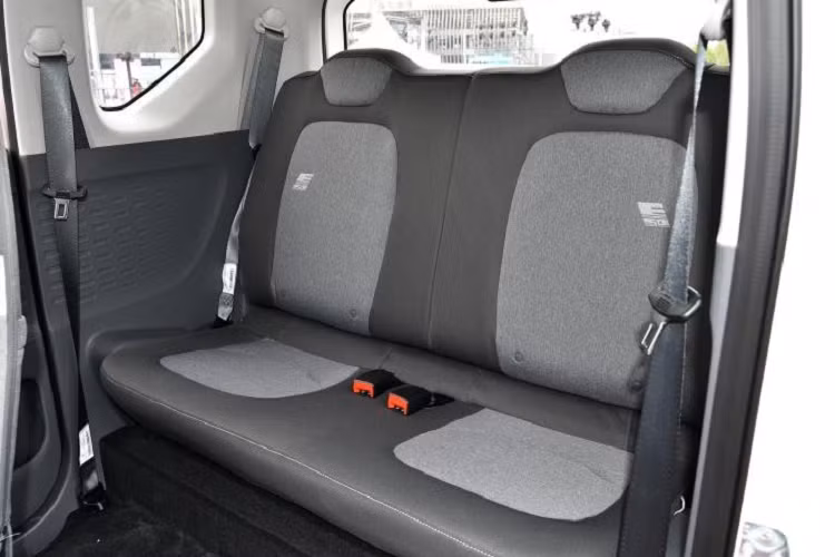 Thời gian sạc đầy pin 9,2 kWh là 6,5 tiếng và 9 tiếng đối với pin 13,8 kWh. Bên cạnh đó, xe còn có thể đạt vận tốc tối đa 120 km/h đồng thời có 2 chế độ lái là Sport và Economy. Tuy rẻ nhưng Wuling Hongguang Mini EV Macaron 2021 vẫn có những trang bị an toàn như túi khí cho ghế lái, hệ thống cảnh báo có người đi bộ ở tốc độ thấp và cảnh báo áp suất lốp.