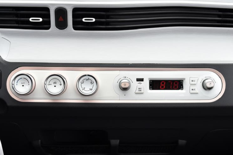 Đặc biệt, Wuling Hongguang Mini EV Macaron 2021 còn được bổ sung dải đèn LED định vị ban ngày, bao quanh đèn pha Halogen. Đây là trang bị không hề có trên Wuling Hongguang Mini EV thông thường.