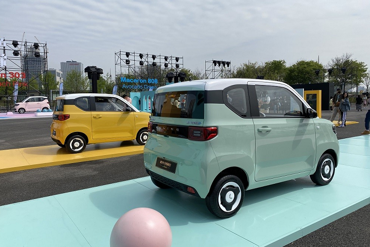 Vào hồi cuối tháng 3 vừa qua, hãng Wuling đã giới thiệu phiên bản mới mang tên Macaron của dòng ôtô điện này. Đến nay, giá xe Wuling Hongguang Mini EV Macaron 2021 tại thị trường Trung Quốc mới được công bố.
