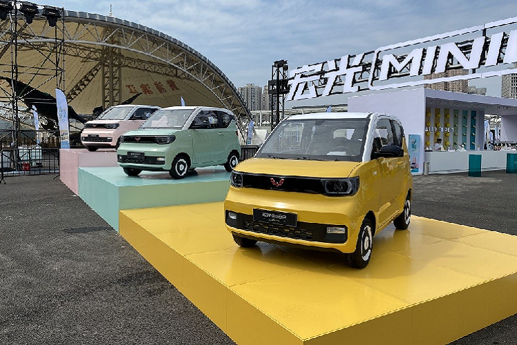 Lần đầu tiên trình làng tại thị trường Trung Quốc, Hongguang Mini EV 2021 mới là mẫu ôtô điện cỡ nhỏ do thương hiệu con Wuling của liên doanh giữa tập đoàn General Motors (GM), công ty SAIC và Wuling Motors sản xuất. Tuy "sinh sau đẻ muộn" nhưng trong năm 2020, Wuling Hongguang Mini EV đã nhanh chóng ngoi lên thành mẫu ôtô điện bán chạy thứ 2 thế giới, chỉ sau Tesla Model 3.