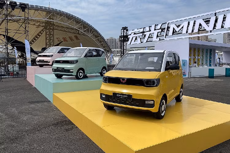 Lần đầu tiên trình làng tại thị trường Trung Quốc, Hongguang Mini EV 2021 mới là mẫu ôtô điện cỡ nhỏ do thương hiệu con Wuling của liên doanh giữa tập đoàn General Motors (GM), công ty SAIC và Wuling Motors sản xuất. Tuy "sinh sau đẻ muộn" nhưng trong năm 2020, Wuling Hongguang Mini EV đã nhanh chóng ngoi lên thành mẫu ôtô điện bán chạy thứ 2 thế giới, chỉ sau Tesla Model 3.