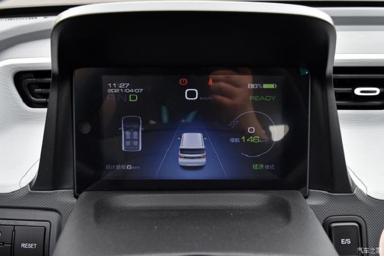 Nguồn cung cấp sức mạnh cho Wuling Hongguang Mini EV Macaron 2021 vẫn là mô-tơ điện có công suất tối đa 27 mã lực cùng mô-men xoắn cực đại 85 Nm, kết hợp với 2 loại pin 9,2 kWh và 13,8 kWh. Loại pin 9,2 kWh cho phép xe chạy được 120 km sau mỗi lần sạc đầy. Con số tương ứng của cụm pin 13,8 kWh là 170 km.