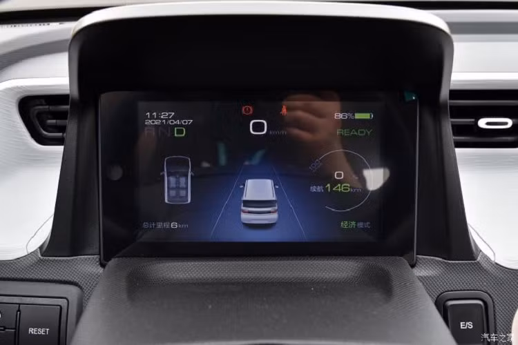 Nguồn cung cấp sức mạnh cho Wuling Hongguang Mini EV Macaron 2021 vẫn là mô-tơ điện có công suất tối đa 27 mã lực cùng mô-men xoắn cực đại 85 Nm, kết hợp với 2 loại pin 9,2 kWh và 13,8 kWh. Loại pin 9,2 kWh cho phép xe chạy được 120 km sau mỗi lần sạc đầy. Con số tương ứng của cụm pin 13,8 kWh là 170 km.