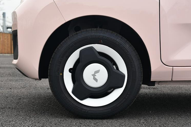 Nếu muốn, khách hàng có thể chọn nóc sơn màu đen hoặc trắng để mang đến ngoại thất phối 2 màu thời trang hơn. Ngoài ra, trên cột C của mẫu xe này còn có tem chữ nổi "Macaron" như dấu hiệu nhận biết cho phiên bản đặc biệt.