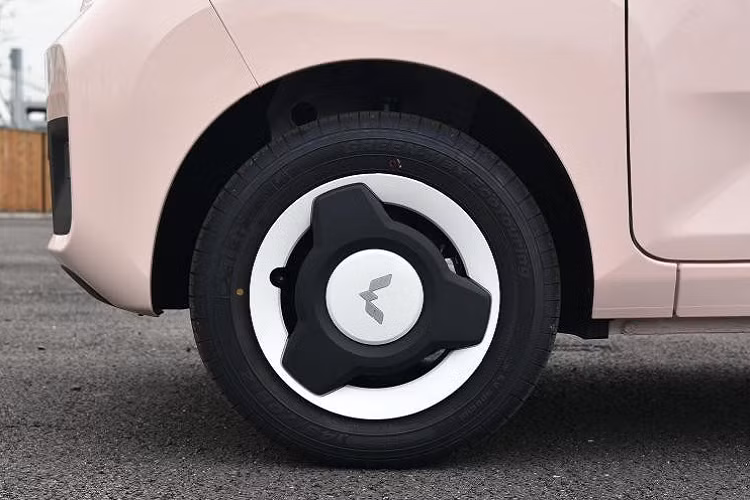 Nếu muốn, khách hàng có thể chọn nóc sơn màu đen hoặc trắng để mang đến ngoại thất phối 2 màu thời trang hơn. Ngoài ra, trên cột C của mẫu xe này còn có tem chữ nổi "Macaron" như dấu hiệu nhận biết cho phiên bản đặc biệt.