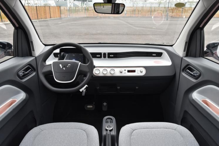 Thêm vào đó là những chi tiết khác biệt với Wuling Hongguang Mini EV thông thường như tạo hình bên trong đèn pha và đèn hậu hay đèn sương mù trước. Ở giữa 2 đèn pha của mẫu xe này không còn là lưới tản nhiệt giả nữa. Thay vào đó là tấm ốp bằng nhựa màu đen, đi kèm logo của nhà sản xuất.