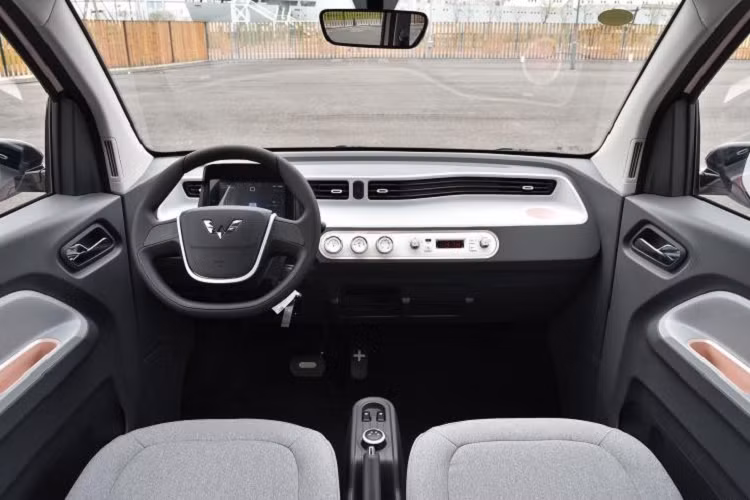 Thêm vào đó là những chi tiết khác biệt với Wuling Hongguang Mini EV thông thường như tạo hình bên trong đèn pha và đèn hậu hay đèn sương mù trước. Ở giữa 2 đèn pha của mẫu xe này không còn là lưới tản nhiệt giả nữa. Thay vào đó là tấm ốp bằng nhựa màu đen, đi kèm logo của nhà sản xuất.