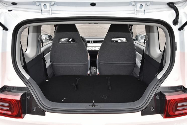 Cũng như bản thường, Wuling Hongguang Mini EV Macaron 2021 được trang bị không gian nội thất 4 chỗ. Vì có kích thước nhỏ, bao gồm chiều dài 2.917 mm, rộng 1.493 mm, cao 1.621 mm và chiều dài cơ sở 1.940 mm, nên mẫu ô tô điện này không có khoang hành lý. Nếu muốn chở đồ, người lái phải gập hàng ghế sau xuống để có khoang hành lý với thể tích 740 lít