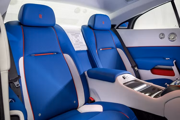 Nhắc đến những trang bị xa xỉ của xe ôtô chúng ta không thể nào bỏ qua trần xe "ngàn sao lấp lánh" của Rolls-Royce đắt tiền, đây là một tùy chọn trị giá tới 17.000 USD và được hoàn thiện bởi hàng ngàn bóng đèn nhỏ, tạo thành một bầu trời đêm ngàn sao vô cùng nổi bật, giúp tăng thêm độ sang trọng cho xe.