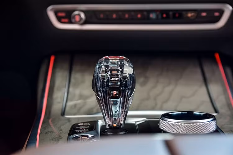 Không cung cấp những tính năng độc lạ cho cabin, McLaren F1 được tăng hạng "sang chảnh" bằng việc dát vàng 24K cho cả khối động cơ V12 6.1L mạnh 627 mã lực.