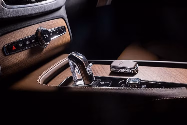 Trong khi đó, để nhấn mạnh vào sự cao cấp, Volvo đã lắp đặt cho một số mẫu xe cần số pha lê vô cùng tinh xảo. BMW cũng khá nổi tiếng với tùy chọn cần số pha lê này.