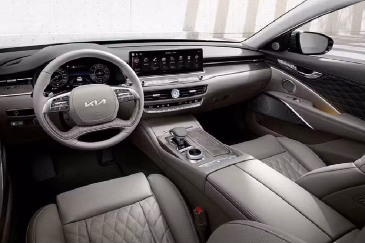 Dù không phải thương hiệu hạng sang nhưng Kia cũng lọt bảng xếp hạng thú vị này nhờ có tính năng DriverTalk, giúp khuếch tán âm thanh từ người lái tới hàng ghế sau để việc giao tiếp giữa các hàng ghế dễ dàng hơn.