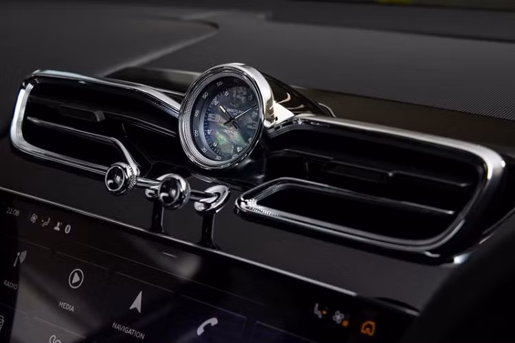 Mercedes-Benz cũng có không ít tính năng "độc lạ" dành cho một số mẫu xe nhất định của mình, ví dụ như chế độ "nhún nhảy" Free Driving Assist, có tác dụng hỗ trợ xe thoát kẹt trong bùn, cát khi đi off-road hoặc để chủ nhân "thể hiện" khi đi trên đường.