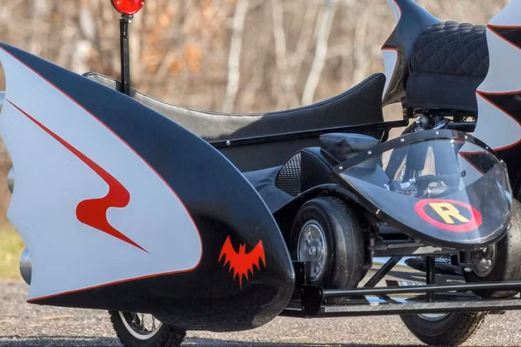 Một điểm nữa khiến chiếc xe này khác biệt với một số xe Batcycle bản sao khác là nó mang chữ ký của cả hai diễn viên Adam West và Burt Ward, và nó còn đi kèm với các bức thư xác thực cho chủ sở hữu mới.