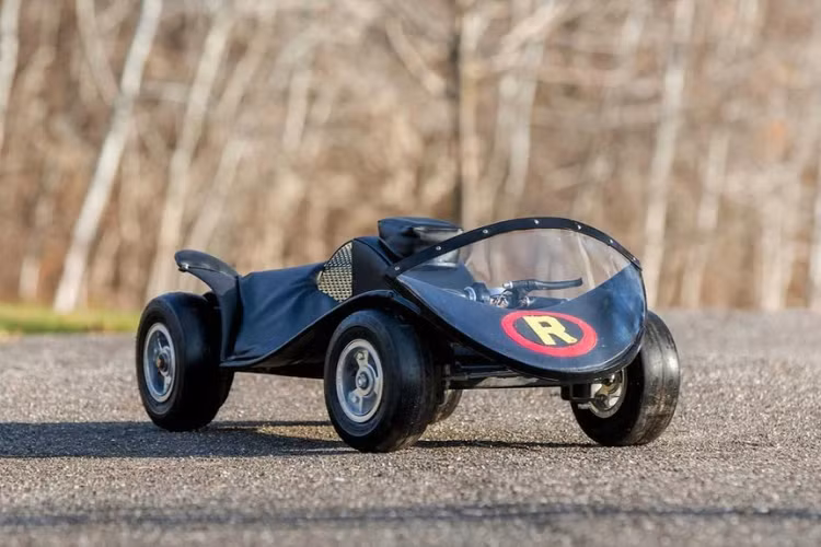 Được báo đấu giá vào đầu tháng 1/2022, chiếc xe môtô Batcyle đẹp mắt này, bao gồm cả xe go-kart Robin, dự kiến sẽ thu về số tiền khoảng 40.000 – 60.000 USD