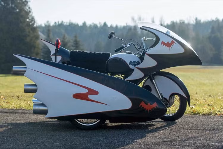 Dành thời gian để làm đúng tất cả những chi tiết nhỏ của một chiếc xe trong phim là một quá trình vất vả, và điều đó càng làm chúng ta trân trọng chiếc Batcycle đời 1966 dưới đây hơn. Cụ thể, chiếc môtô Batcycle 1966 thú vị này sẽ được bán đấu giá trong tháng 1/2022.