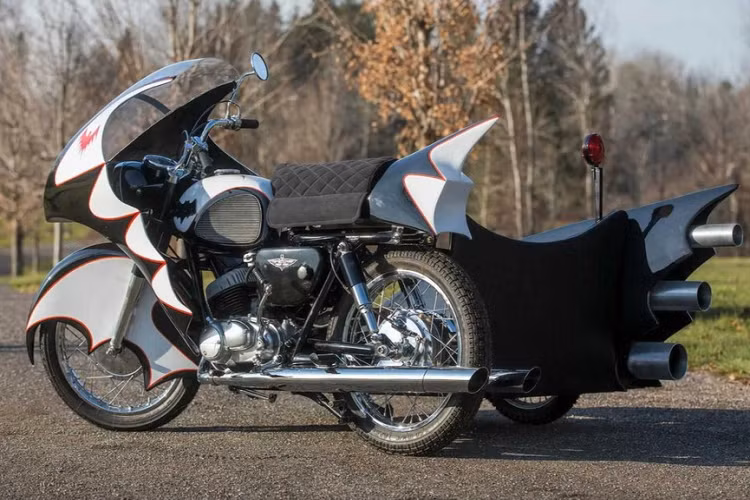 Không giống như một số bản sao Batcycle khác, chiếc xe kart đi kèm bên cạnh dành cho Robin của bản sao này là một phần có thể hoạt động hoàn chỉnh, chứ không chỉ là một món đồ trưng bày.