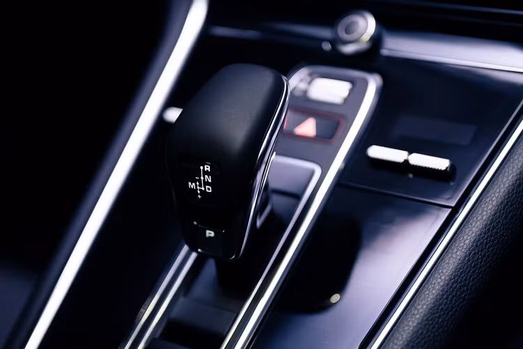 Porsche Panamera 2021 có một số nâng cấp để tăng hiệu suất và độ thoải mái trong cabin. Tiêu biểu như hệ thống giảm xóc thích ứng, cân bằng điện tử, hệ thống lái tăng cường, động cơ và trục liên kết được cải tiến. Những chi tiết này giúp cải thiện độ ổn định khi vào cua, đồng thời việc đánh lái cũng chính xác hơn.